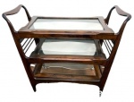 Móvel Design no estilo contemporâneo ao gosto:   GIUSEPPE SCAPINELLI - Maravilhoso Carrinho de chá em jacarandá com 3 estágios com tampos e bandejas móveis) e rodízios cromados, em ótimo estado de conservação.                     Medidas:  Alt.  85 X 100 X 50 cm.
