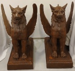 Belíssimo - Par de Esculturas em Ferro Fundido Representado "Quimeras" Medidas: Altura 95 x 55 x 85 cm.