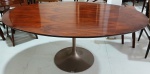Mesa de jantar tampo oval em madeira jacarandá  "Saarinen Tulip", conhecida por sua base central única e design clássico dos anos 50. (Borda do pé precisando pequeno restauro) Medidas: Alt. 74 x 1.82 x 1.11 cm