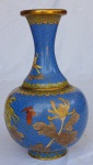 Antigo vaso em bronze chinês coberto por esmalte "cloisonné" decorado por vegetações, flores e borboleta.  Medidas: Alt. 19 x 11 cm