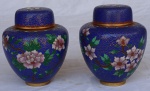 Par de pequenos potiches bojudos cobertos por esmaltes "cloisonné" decorados por flores. Séc. XX  Medidas: Alt. 10.5 x 09 cm
