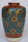 Vaso em porcelana chinesa com policromia esmalte decorado por flores, apresenta marca no fundo "HAND PAINTEND" Medidas: Alt. 16 x 11 cm