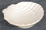 Saboneteira em porcelana esmaltada, Italiana, apresenta marca no fundo. "AZETA BASSANO ITALY"  e numerada 4944 - 18  Medidas: Alt. 04 x 15.5 cm