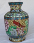 Lindo vaso bojudo coberto por esmalte "Cloisonné" chinês , decorado por, pássaro e flores. Séc. XIX / XX  Medidas: Alt. 18 x 11 cm