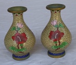Par de pequenos vasos em bronze chinês cobertos por esmaltes "Cloisoneé" decorados por vegetações e flores. Séc. XIX / XX  Medidas: 10 x 07 cm  (Um deles apresenta pq batido na tampa)