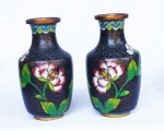 Par de pequenos vasos em bronze chinês cobertos por esmaltes "Cloisoneé" decorados por vegetações e flores. Séc. XIX / XX  Medidas: 11 x 07 cm