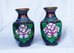 Par de pequenos vasos em bronze chinês cobertos por esmaltes "Cloisoneé" decorados por flores. Séc. XIX / XX  Medidas: 10 x 06 cm