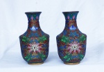 Par de pequenos vasos em bronze chinês cobertos por esmaltes "Cloisoneé" decorados por vegetações, pássaro e flores. Séc. XIX / XX  Medidas: 10 x 06 cm
