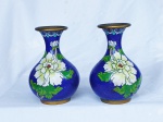 Par de pequenos vasos em bronze chinês, pescoços longos cobertos por esmaltes "Cloisoneé" decorados por vegetações e flores. Séc. XIX / XX  Medidas: 10 x 06 cm