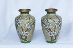 Par de pequenos vasos pescoços longos em bronze chinês cobertos por esmaltes "Cloisoneé" decorados por vegetações, pássaro e flores. Séc. XIX / XX  Medidas: 10 x 07 cm