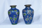 Par de pequenos vasos em bronze chinês cobertos por esmaltes "Cloisoneé" decorados por galhos floridos. Séc. XIX / XX  Medidas: 11 x 07 cm