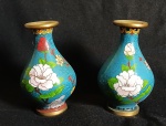 Par de pequenos vasos em bronze chinês cobertos por esmaltes "Cloisoneé" decorados por galhos floridos. Séc. XIX / XX  Medidas: 11 x 07 cm