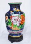 Lindo vaso em bronze chinês coberto por esmaltes "Cloisonné" decorado por flores. Séc XIX / XX  Medidas totais:  Alt. 26 x 15 cm  Só vaso Alt. 23 x 15 cm