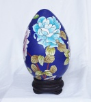 Belíssimo ovo em bronze chinês, coberto por esmaltes "Cloisonné" ornamentado por vegetações, borboletas e flores. Séc. XIX / XX Medidas totais:  Alt. 26 x 15 cm