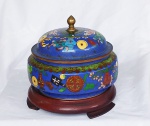 Lindo bowl com tampa de bronze dourado chinês, coberto por esmaltes "Cloisonné" ornamentado com vasos com flores. Medidas totais: Alt. 13 x 14 cm só bowl  11 x 14 cm