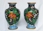 Par de vasos em bronze dourado chinês, cobertos em policromia de esmaltes "Cloisonné" com adornos florais, pássaros e borboletas. Medidas:  Alt. 23 x 14 cm