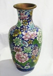 Vasos em bronze dourado chinês, ornamentado em policromia de esmaltes "Cloisonné"  decorado com flores. Séc. XIX  Medidas: Alt.  31 x 15 cm.