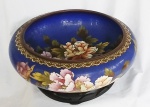 Lindo centro de mesa em bronze dourado chinês, ornamentado em policromia de esmaltes "Cloisonné" decorado por pássaro e flores. Séc. XIX  Com a base em madeira entalhada. Medidas totais: Alt. 14 x 31 cm  só o bowl Alt. 11 x 31 cm