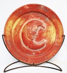 Lindo medalhão em cerâmica, apresenta no centro meia lua em alto relevo em forma de rosto de perfil, assinado no verso. Assinatura não identificada. Medidas totais: Alt. 43.5 x D. 40.5 cm  só medalhão Alt. 03.5 x d. 40.5 cm