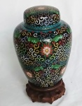 Belíssimo vaso em bronze dourado chinês, coberto por esmaltes "Cloisonné" ornamentado por flores, com base entalhas em madeira. Medidas totais: Alt. 22 x 13 cm só vaso Alt. 19 x 13 cm