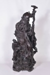 Belíssima e rara escultura chinesa do século XIX entalhada em monobloco de raiz de pau-rosa com pátina ebanizada representando sábio com castão ladeado por criança e alce. Medidas: Alt. 99 x 39 x 39 cm.
