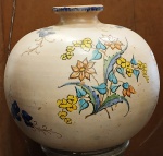 Antigo vaso em cerâmica Itaipava anos 50/60 em formato globular com uma abertura de gargalo curto a decoração apresenta motivos florais em esmaltes azuis, amarelos e laranjas feito a mão. Medidas: Alt. 33 x 38 cm