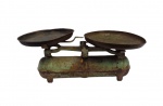 Colecionismo - Antiga balança de feira, acompanha dois pratos de bronzes. (Faltam os pesos)