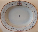 CIA DAS ÍNDIAS DINASTIA QING PERÍODO QIANLONG (1736 - 1795) Travessa em porcelana da Cia das índias, esmaltada decorada com guirlandas na borda e com Brasão  à Identificar. Medidas:  38.3 x 31.5 x 05 cm.  (Assim conforme nas fotos, cada lado um bicado)