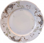 Prato em porcelana francesa , decorado com pinturas com flores. Medidas: 25 x 03 cm. (Prato esta com bicado na borda e fio de cabelo)