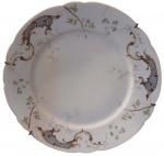 Prato em porcelana francesa , decorado com pinturas com flores. Medidas: 25 x 03 cm. (Esta com bicado na borda e fio de cabelo)