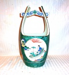 Balde em porcelana Chinesa.                                                                                                              Ornamentado em reserva representado Gazelas. Em outra,                                                 Personagens no barco. Kutany Séc. XIX.                                                                                                              Alt. 30 cm.                                                                                                                                                              (Peça com restauro na alça)