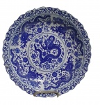 Bowl em porcelana chinesa azul e branco, decorado com dragões e flores. Borda chanfrado. Med. A. 06 x D. 30 cm.