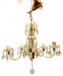 Lustre europeu com 05 braços. (Faltando um dos macarrões da lâmpada)   Medidas: Alt. 60 cm.
