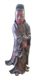 Escultura em madeira laqueada Chinesa, representando Figura Guanyin  período  Ming.  Medidas: Alt. 88 x 38 x 20 cm  ( Escultura pertenceu acervo do pintor Chinês;  "LIN FENGMIAN" - Assim como mostra na foto da Família)