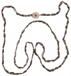 Grande colar em pérola água doce barroca longo em forma irregular, com fecho em prata 925 com descrições caligrafia chinesa. Medidas: Compr. 1.54 cm.