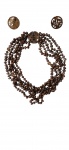 Conjunto, par de brincos e colar com cinco fios em pérola marrom, com fecho em prata 925 com descrições caligrafia chinesa em jade. Medidas: Compr. 46 cm.
