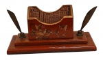Caixa de charão chinesa na cor vermelha, para estúdio. (Porta caneta ) com decoração com pintura de flores e escritas. Medidas:  Alt 10 x 09 x 20 cm.