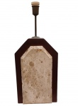 Abajur com placas de mármores travertino e madeira com pintura. apresenta marca do tempo, precisa de revisão na elétrica. Medidas: Alt 52 x 16 x 21 cm.