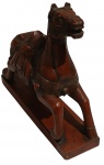 Cavalo Tang Chinês  Magnífica escultura em madeira nobre patinada, entalhada à mão, ricamente detalhada, de um cavalo no estilo da Dinastia Tang, sobre uma base de mesma madeira. Meados do século XX. Apresentam algumas perdas, rachaduras e lascas. Imperfeições e desgastes do tempo. Bom estado de conservação. Medidas: 26 X 30 cm.