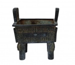 Incensório em bronze arcaico Chinês, peça com características da dinastia Shang, possível Ming - XVII / XVIII Com resíduos de argilas no interior, ainda possibilitam testes de carbono e químicos para a época.  Medidas: Alt. 18 x 15.5 x 11.5 cm.