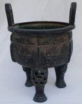 Antigo Incensório Chinês em bronze patinado,  pés tripo ides. Com resíduos de argilas no interior que possibilitam testes de carbono e químicos para a época.  (Um dos pés, apresenta um quebrado)  Medidas;  Alt.18 x 13 cm.