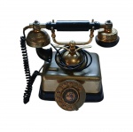 TELEART- Antigo e decorativo telefone dos anos 1960/1970,caixa em metal, fone e microfone em baquelite. Sem garantias de funcionamento, vendido no estado. Medidas:  23 x 24 x 24 cm.