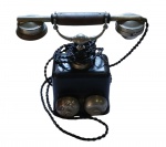 Raro e antigo aparelho de telefone  da década 1960/1970 da marca, SIEMENS feito com estrutura em metal na cor preta, cabo revestido em tecido e fone com pega e acabamentos em provável galalite. Possui marcas de oxidação no metal porém nada que comprometa sua beleza e originalidade. Não testado. Medidas: 24cm de altura, 27cm de largura e 17cm de profundidade.