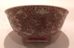 Bowl em porcelana chinesa, decorado com policromia com flores, apresenta marca no fundo.(Bowl com fio de cabelo)   Medidas: 05 x 11 cm.