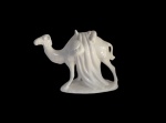 Camelo em cerâmica esmaltado na cor branca, apresenta marca no fundo WEISS  Medidas: Alt. 18 x  23 x 08 cm.