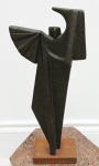 NELIDE BERTOLUCCI - Escultura representando figura estilizada em bronze patinado, movimento geométrico e expressivo. Escultura assinada N.B e numerada 232/300 na parte inferior do bronze. Base em madeira. Medidas: 45 x 20 cm.