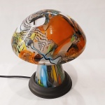 RAVAGNANI - (Brasileiro 1962 - Ativo) - Belíssimo abajur em pasta vidro, em forma cogumelo, apresenta dupla assinatura, "RAVAGNANI" parte inferior do tronco. Medidas:  Alt. 22 x 19 cm.