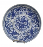 Bowl em porcelana chinesa azul e branco, decorado com dragões e flores. Borda lisa.           Med. A. 06 x D. 30.5 cm.