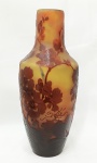 ÉMILE GALLÉ (FRANÇA, Circa 1900). - Belíssimo vaso em pasta de vidro francês nas cores bege, marrom e ocre, decorado com orquídeas e folhagens em relevo. Vaso assinada "Gallé" no bojo. Medidas: 25.5 x 11 cm.