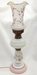 Lampião eletrificado em opalina decorado por pintura floral esmaltada. Medidas: Alt. total  55 x 16 cm.